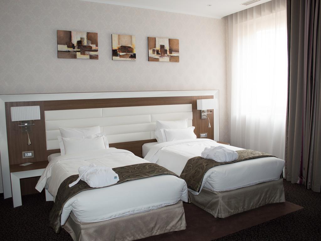 Premier Palace Spa Hotel 부쿠레슈티 외부 사진 A room at the hotel