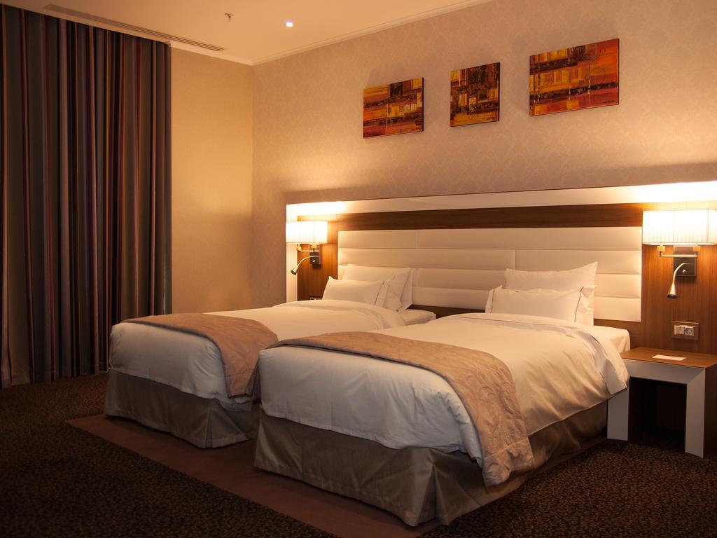 Premier Palace Spa Hotel 부쿠레슈티 외부 사진 A room at the hotel