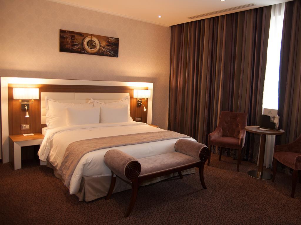 Premier Palace Spa Hotel 부쿠레슈티 외부 사진 A room at the hotel