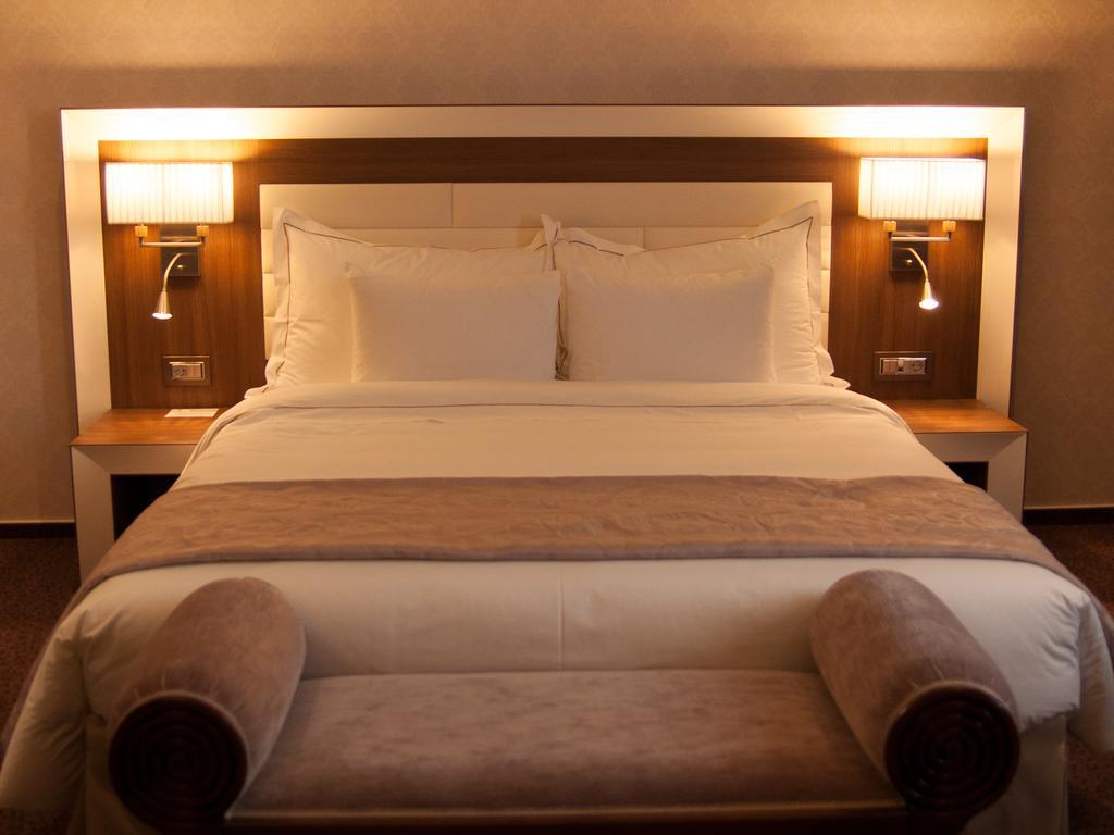 Premier Palace Spa Hotel 부쿠레슈티 외부 사진 A bed