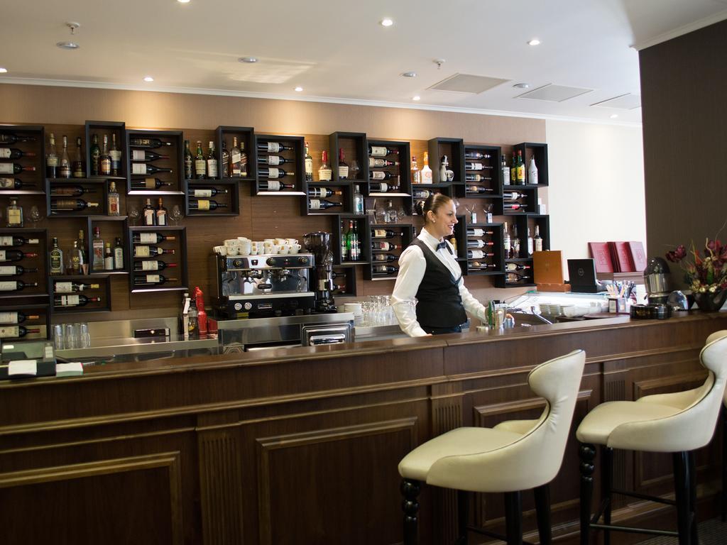 Premier Palace Spa Hotel 부쿠레슈티 외부 사진 A bar in a hotel