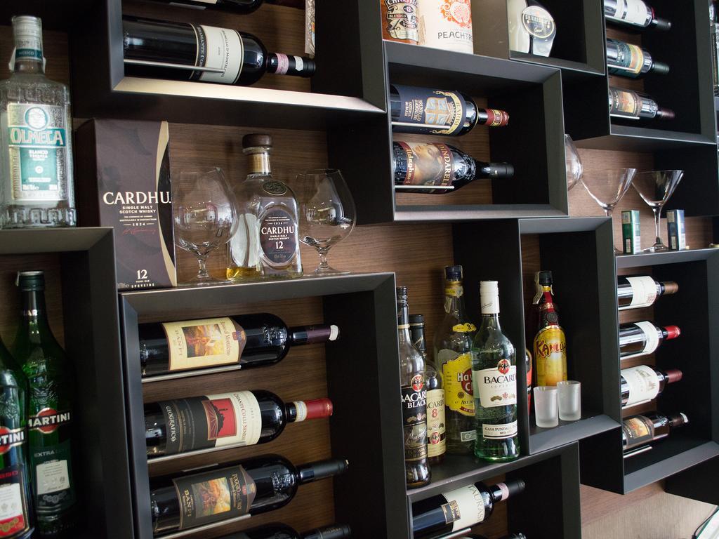 Premier Palace Spa Hotel 부쿠레슈티 외부 사진 A wine rack