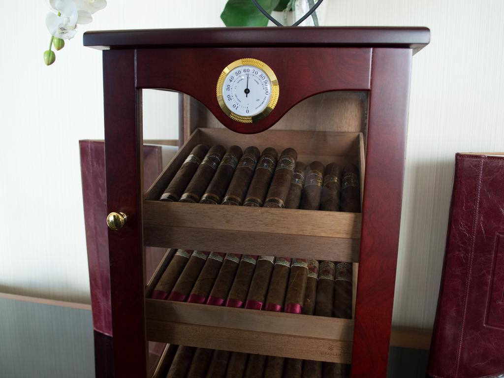 Premier Palace Spa Hotel 부쿠레슈티 외부 사진 A humidor