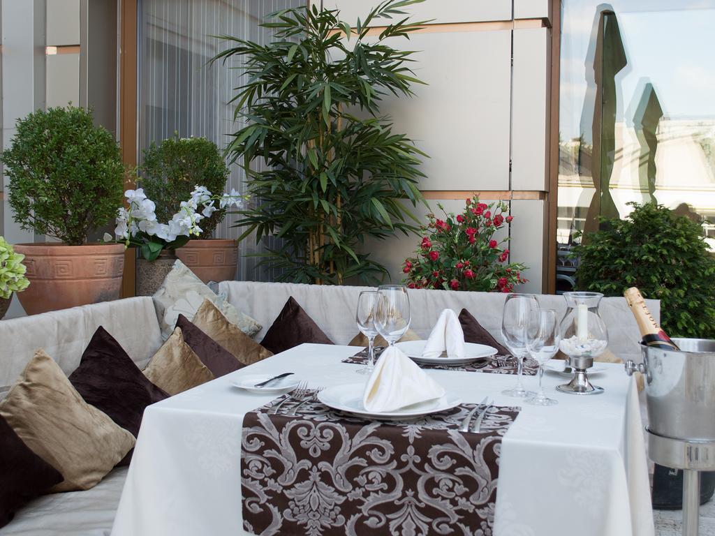 Premier Palace Spa Hotel 부쿠레슈티 외부 사진 A table runner