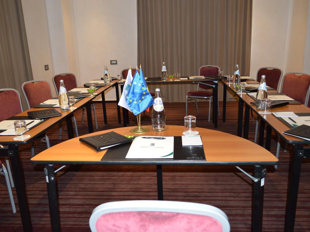 Premier Palace Spa Hotel 부쿠레슈티 외부 사진 A meeting room at the European University Barcelona