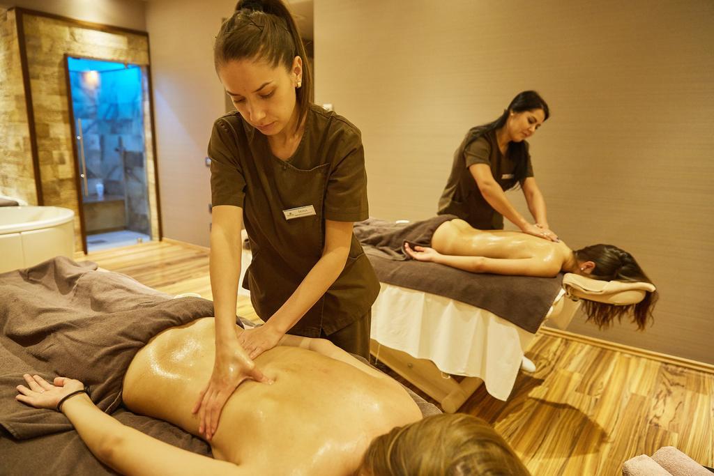 Premier Palace Spa Hotel 부쿠레슈티 외부 사진 Massage therapists at work