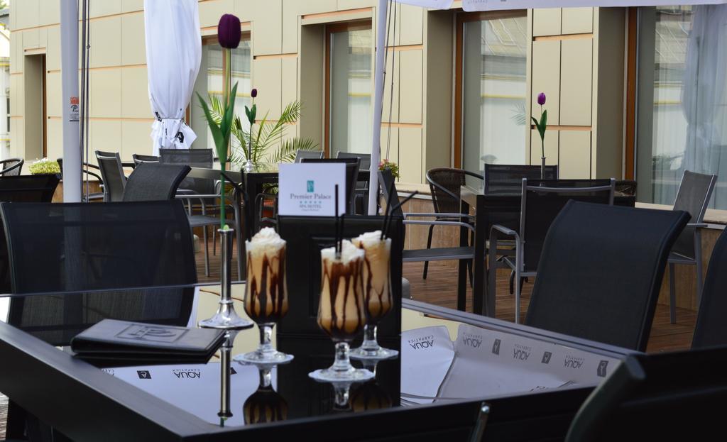 Premier Palace Spa Hotel 부쿠레슈티 외부 사진 A coffee table