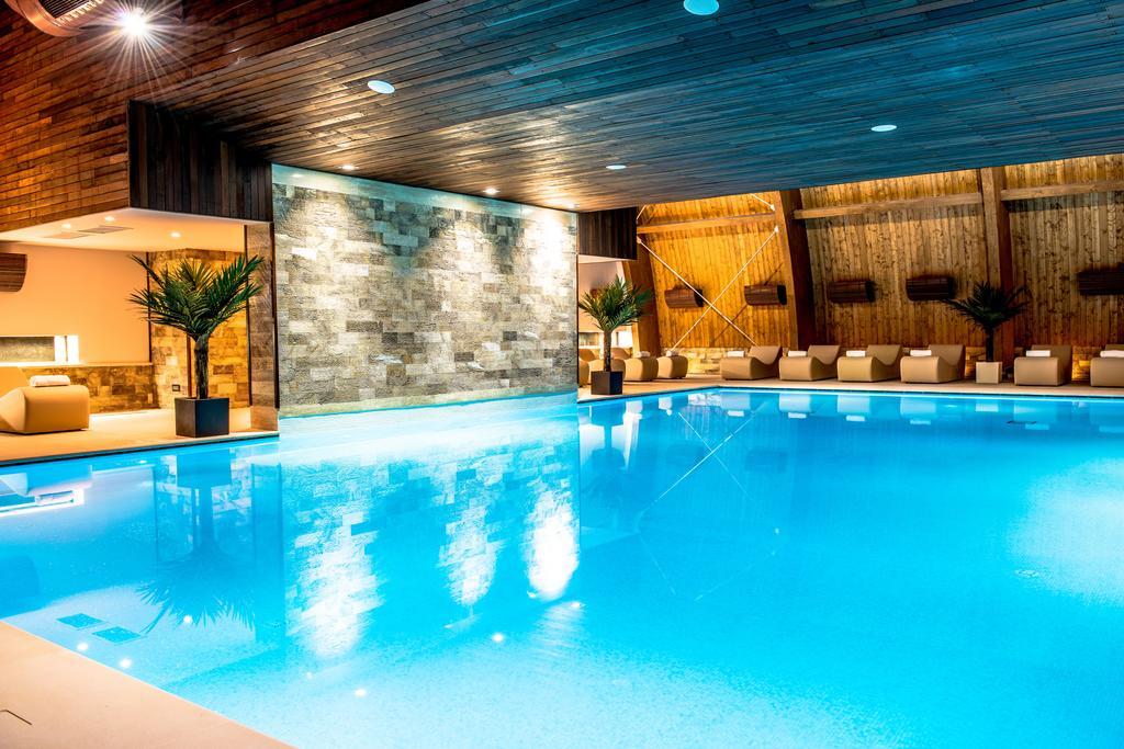 Premier Palace Spa Hotel 부쿠레슈티 외부 사진 The swimming pool at the hotel