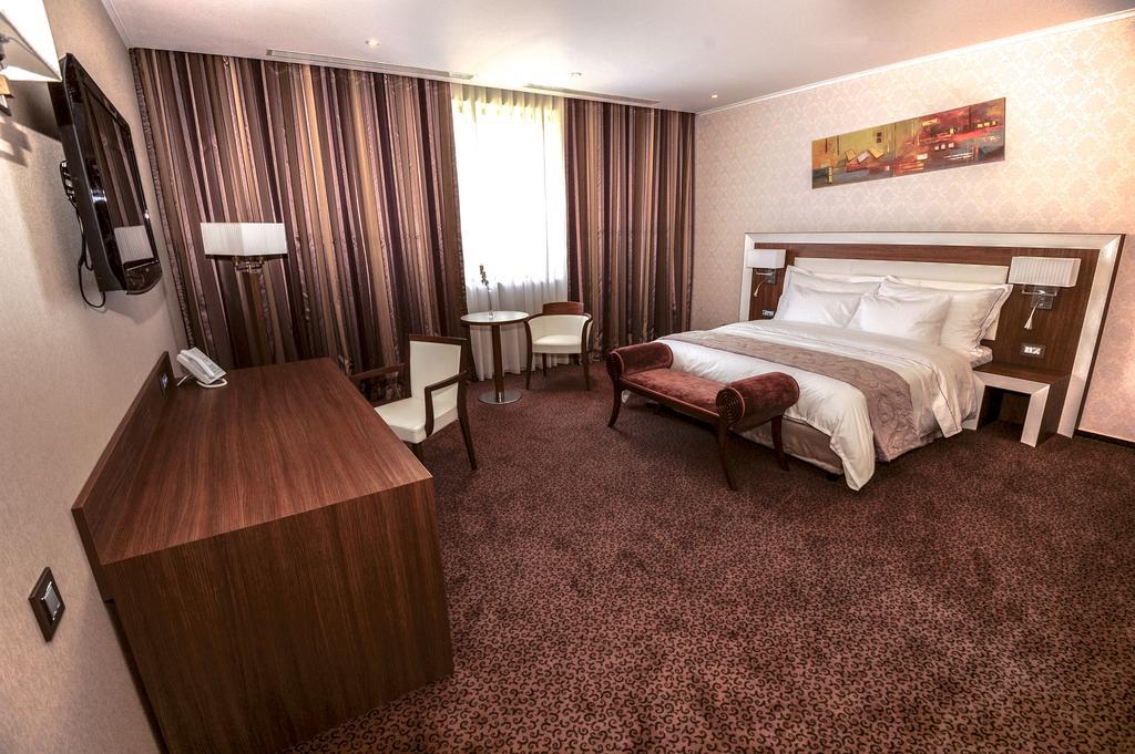 Premier Palace Spa Hotel 부쿠레슈티 외부 사진 A room at the hotel