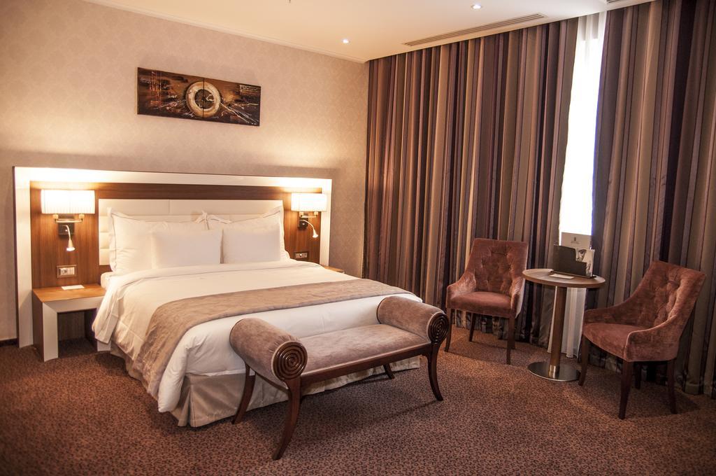 Premier Palace Spa Hotel 부쿠레슈티 외부 사진 A room at the hotel