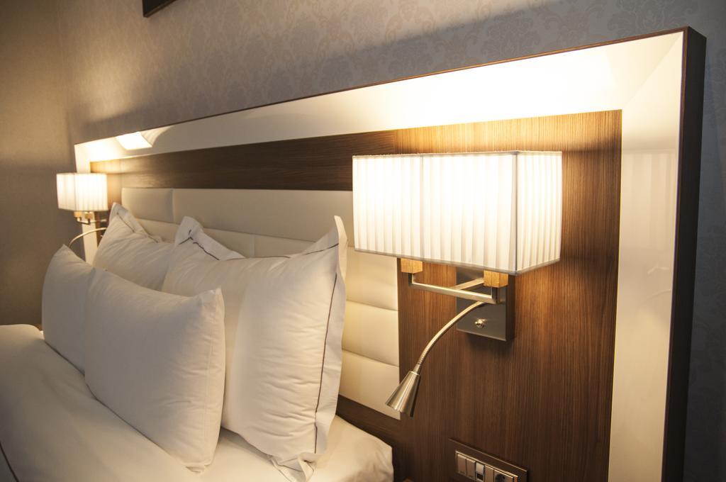 Premier Palace Spa Hotel 부쿠레슈티 외부 사진 Wall mounted reading lights