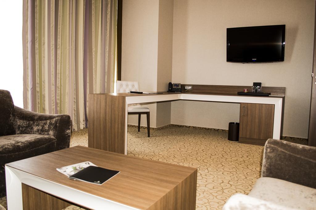 Premier Palace Spa Hotel 부쿠레슈티 외부 사진 A room at the hotel