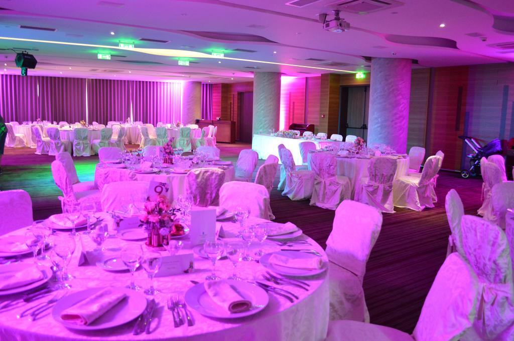 Premier Palace Spa Hotel 부쿠레슈티 외부 사진 The ballroom at the Hilton London Heathrow