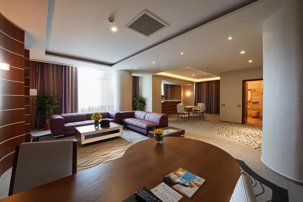 Premier Palace Spa Hotel 부쿠레슈티 외부 사진 Suite at the Radisson Blu Hotel, Baku