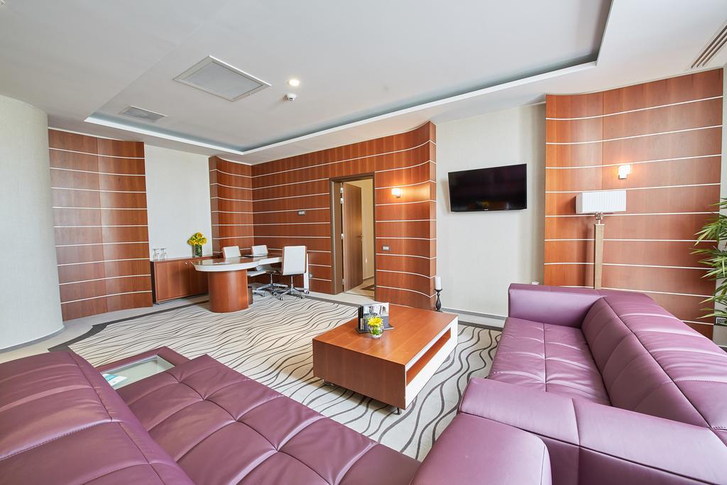Premier Palace Spa Hotel 부쿠레슈티 외부 사진 A suite at the airport