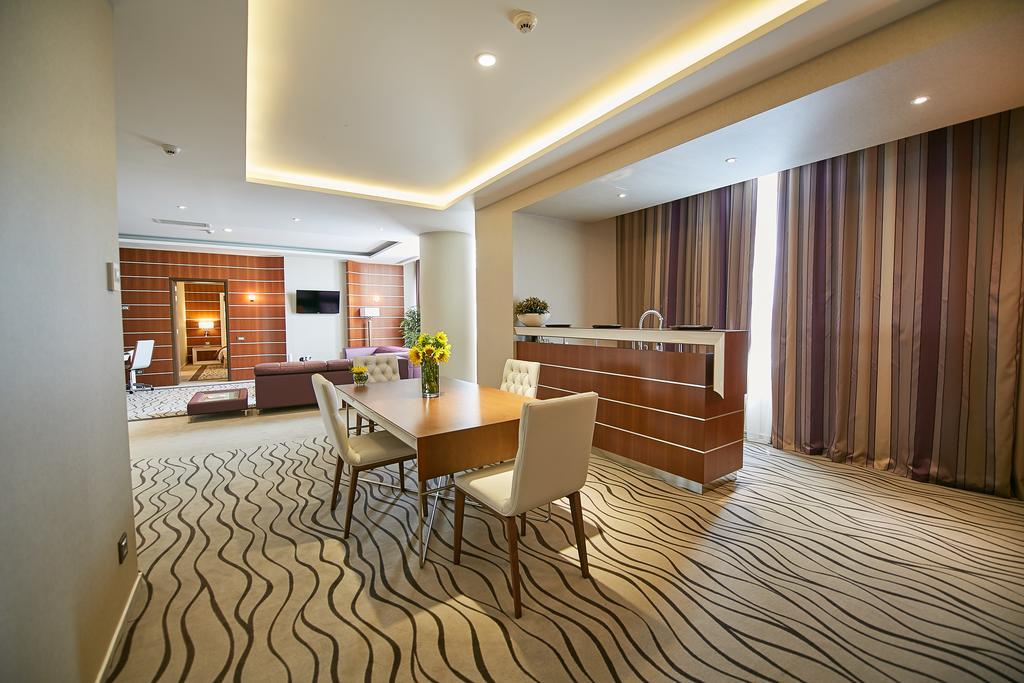 Premier Palace Spa Hotel 부쿠레슈티 외부 사진 A suite at the hotel