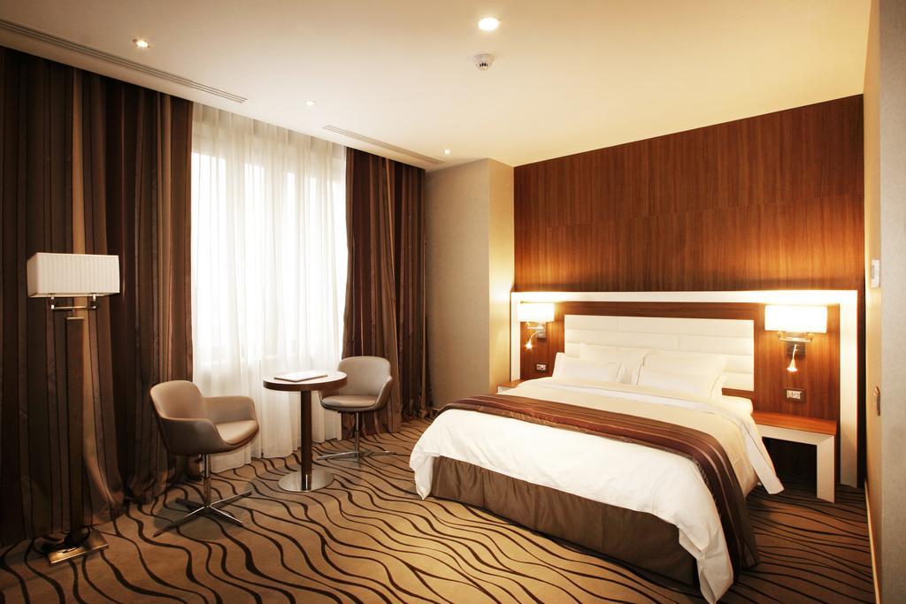 Premier Palace Spa Hotel 부쿠레슈티 외부 사진 A room at the hotel