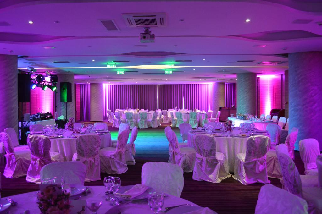 Premier Palace Spa Hotel 부쿠레슈티 외부 사진 A wedding reception