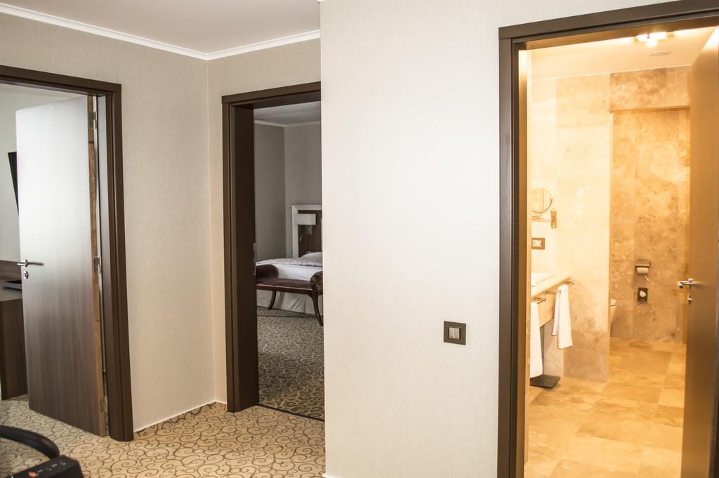 Premier Palace Spa Hotel 부쿠레슈티 외부 사진 Interior of a suite