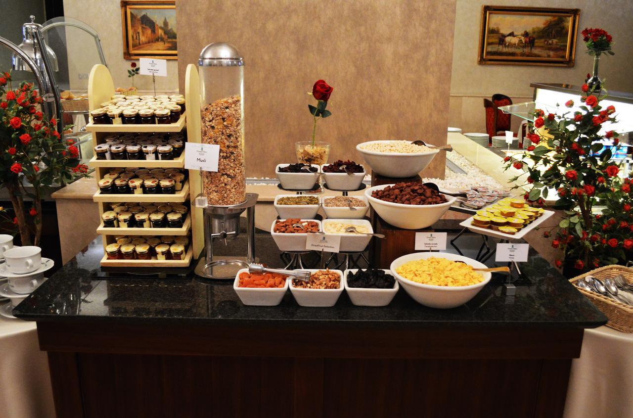 Premier Palace Spa Hotel 부쿠레슈티 외부 사진 A breakfast buffet